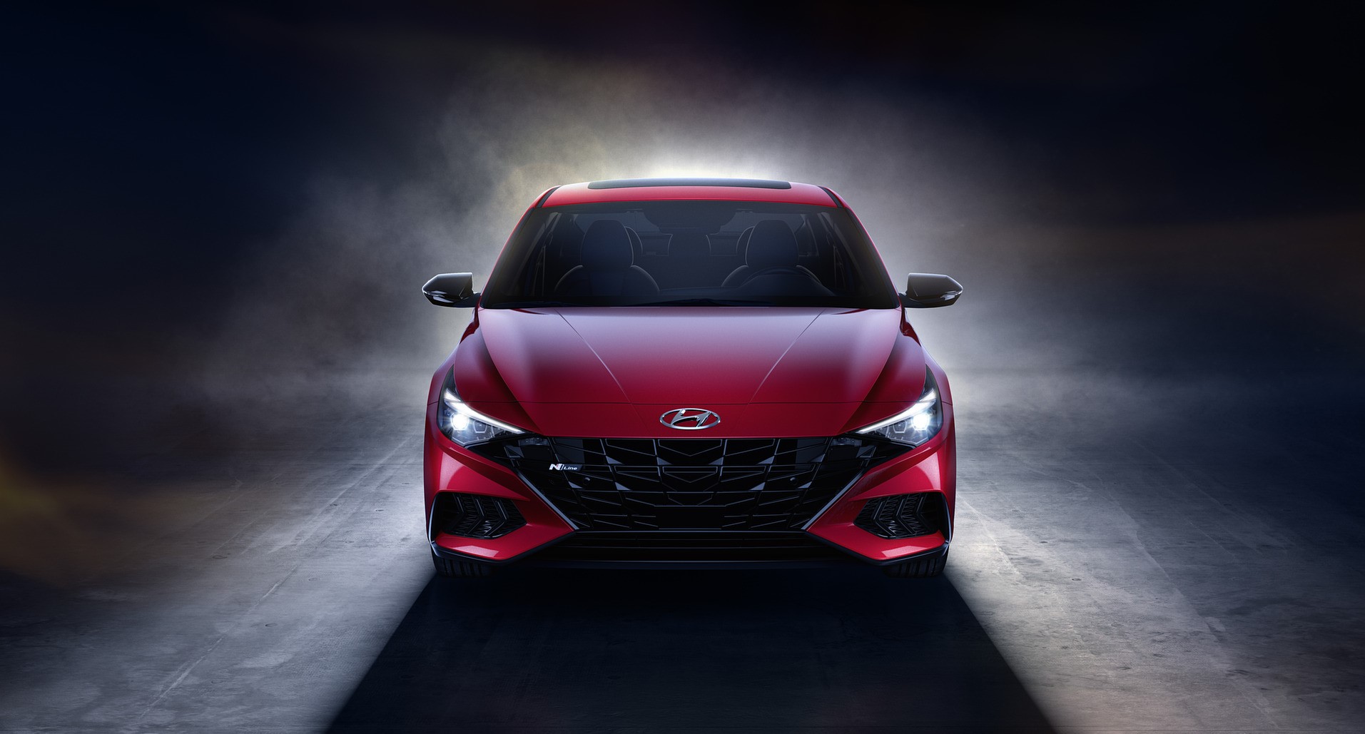 voiture hyundai 2022 rouge éclairé d'un faisceau de lumière à laval et blainville