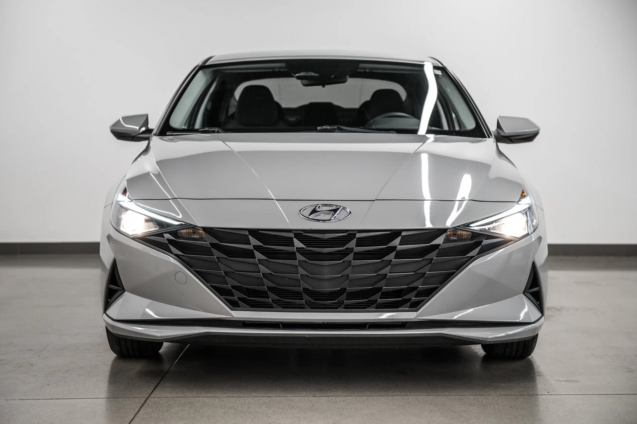 2022 Hyundai Elantra Essential Main Image