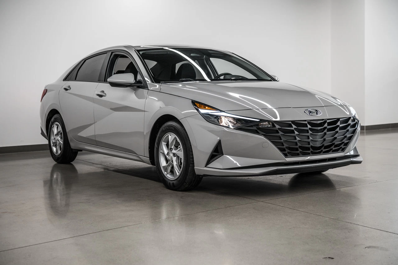 2022 Hyundai Elantra Essential Main Image