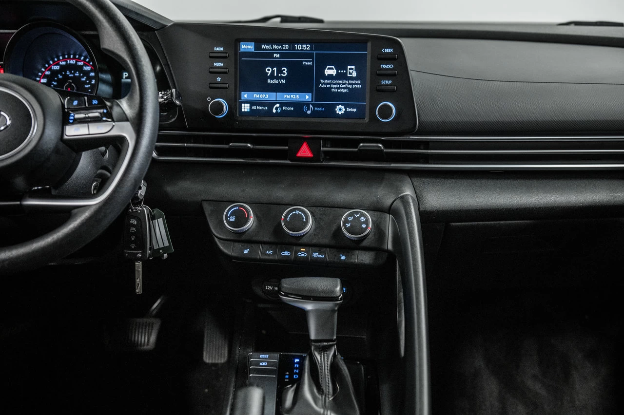 2022 Hyundai Elantra Essential Main Image