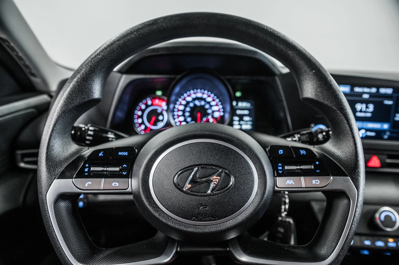 2022 Hyundai Elantra Essential Main Image