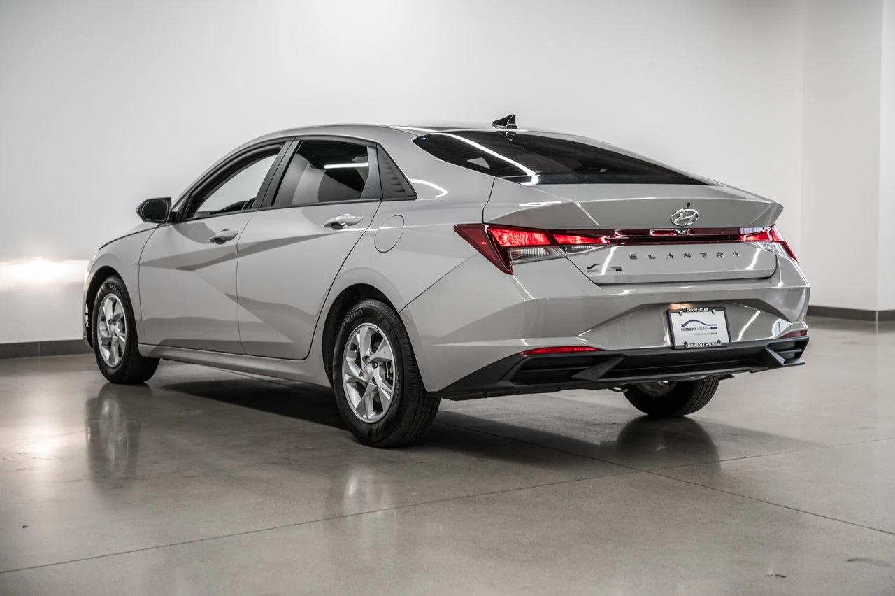 2022 Hyundai Elantra Essential Main Image