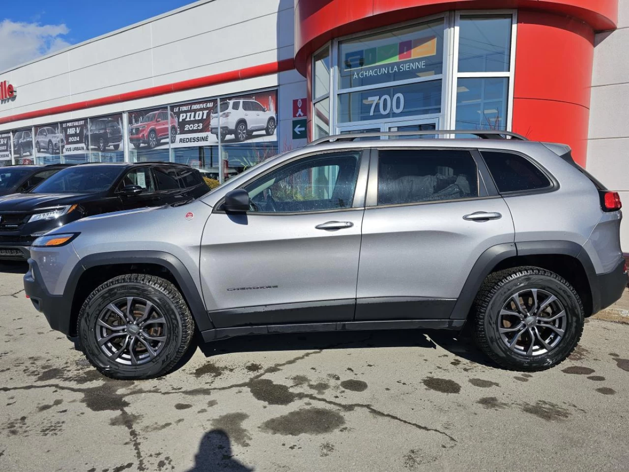 2018 Jeep Cherokee Trailhawk 4x4 V6 HITCH, 8 MAGS AND TIRES Image principale