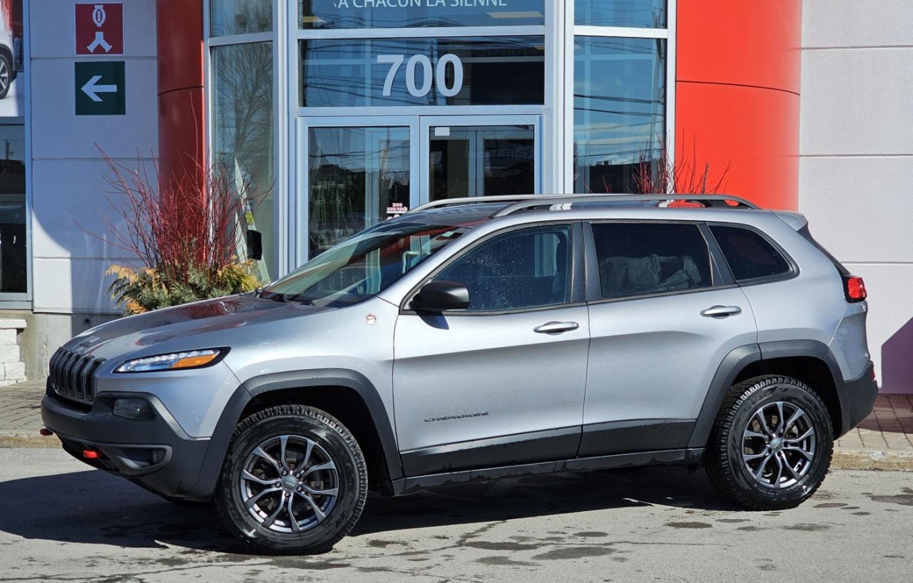 Jeep 2018 Cherokee Trailhawk 4x4 V6 HITCH, 8 MAGS AND TIRES